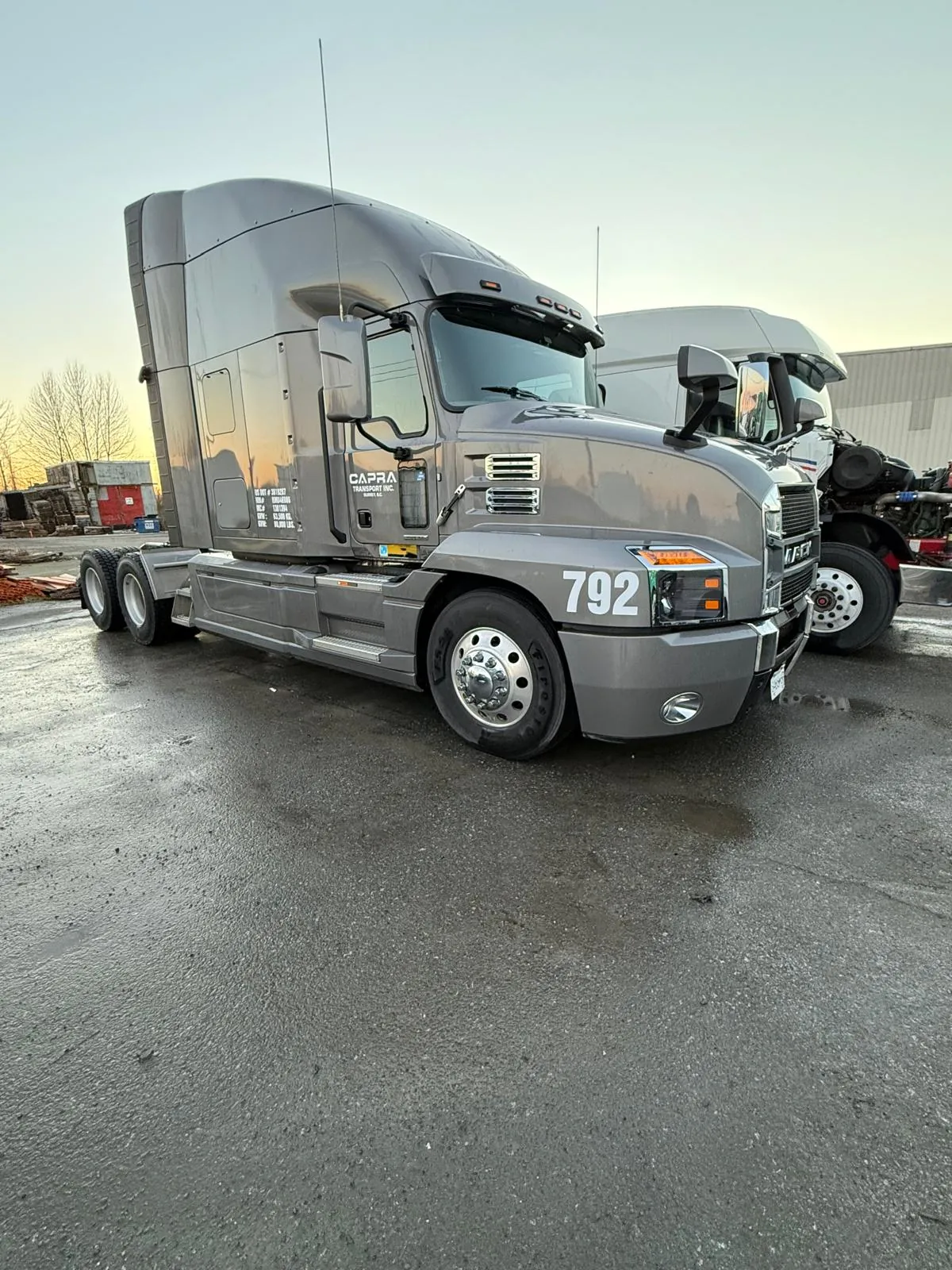 Capra Transport Unit 792, Mack Anthem
